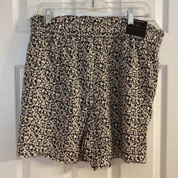 Never Worn NWT Banana Republic Shorts - Picture 2 of 2